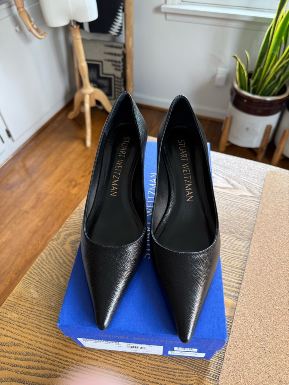 Stuart Weitzman “Stuart Kitten Pump” in black (size 9B)